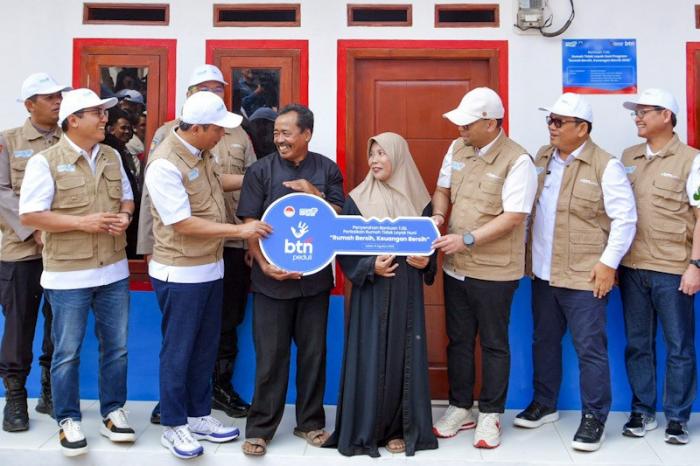 BTN bersama PPATK memperbaiki 20 Rumah Tidak Layak Huni (RTLH) di Lebak, Cianjur, Sukabumi, dan Purworejo.