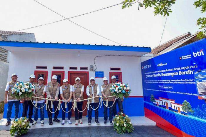 BTN bersama PPATK memperbaiki 20 Rumah Tidak Layak Huni (RTLH) di Lebak, Cianjur, Sukabumi, dan Purworejo.