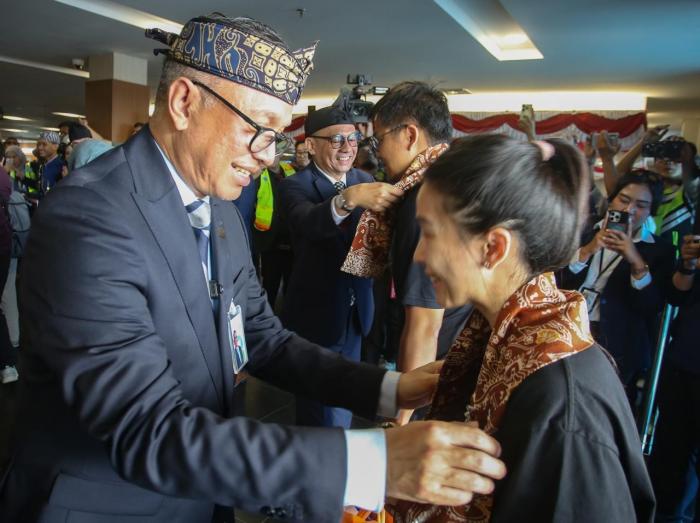 Direktur Utama PT Angkasa Pura Indonesia (Persero) Muhammad Rizal Pahlevi (kiri) bersama Wakil Direktur Achmad Syahir (kedua kiri) mengalungkan kain kepada penu