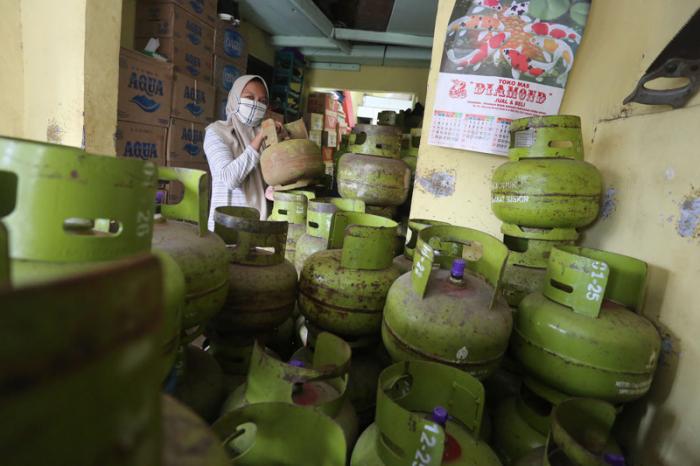 Pekerja merapikan tabung gas LPG 3kg di salah satu agen di Jakarta, Jumat (26/2/2021).