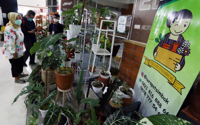 Pengunjung melihat berbagai jenis tanaman hias pada pameran yang digelar di Mal Bintaro Exchange, Tangerang Selatan, Banten, Kamis (25/2/2021).