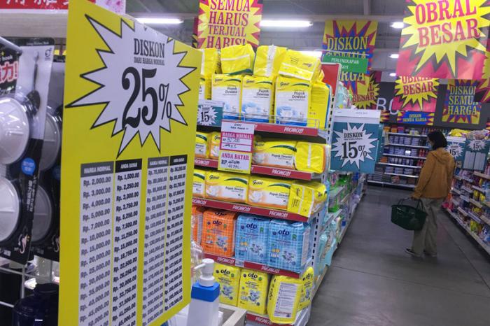 Supermarket Giant memberikan promo besar-besaran kepada pengunjung dikarenakan akan menutup gerainya pada Maret 2021 ini.