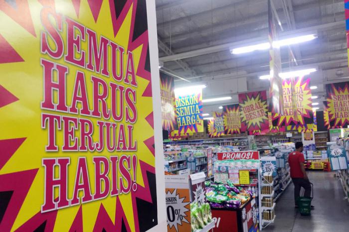 Pengunjung tengah berbelanja di supermarket Giant di kawasan Pamulang, Ciputat, Tangerang Selatan, Banten, Sabtu (27/2/2021).