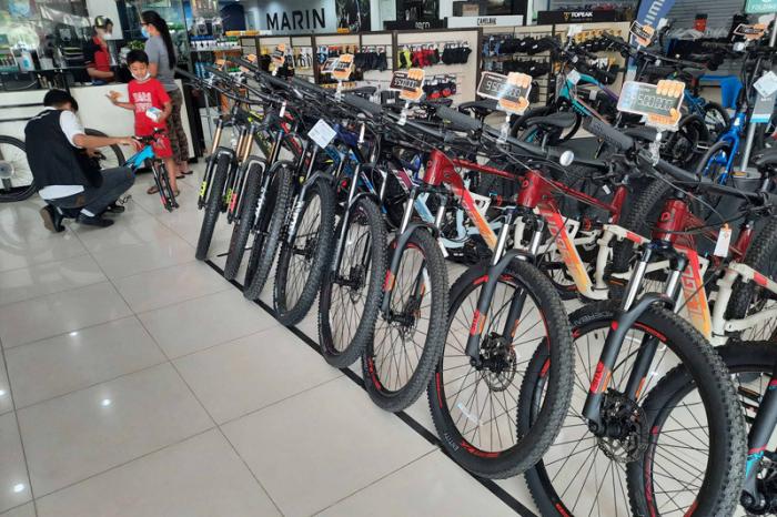 Calon pembeli melihat sepeda yang dijual di salah satu toko sepeda kawasan Tangerang Selatan, Banten, beberapa waktu lalu.