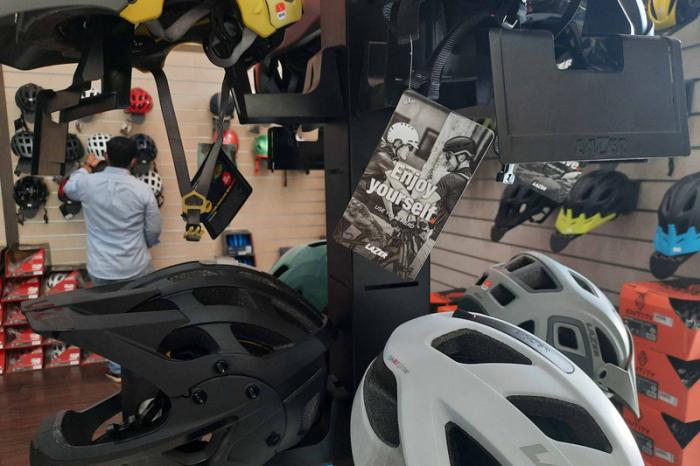 Calon pembeli memilih asesoris sepeda