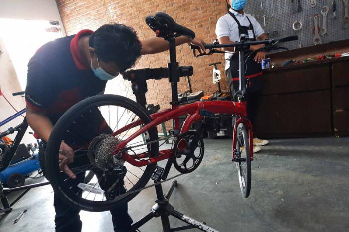 Mekanik merangkai sepeda sebelum dibawa pulang pembeli