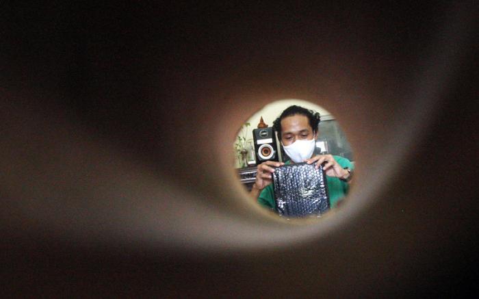 Pebisnis toko online sedang melakukan pengemasan barang di kawasan Jatiasih, Kota Bekasi, Jawa Barat, Jumat (26/2/2021).