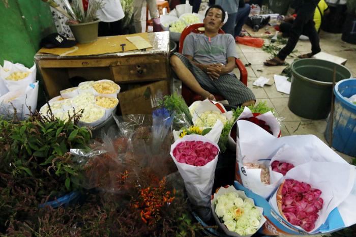 Di masa pandemi Covid-19 dan penerapan pemberlakuan pembatasan kegiatan masyarakat (PPKM), penjualan bunga di pasar bunga terbesar di Jakarta ini merosot tajam