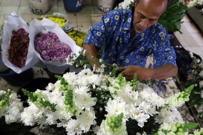 Pedagang merangkai bunga di Pasar Bunga Rawa Belong, Jakarta, beberapa waktu lalu.