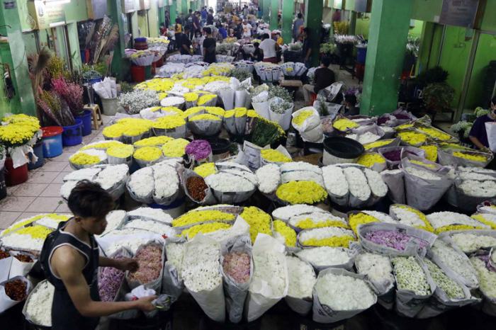 Pedagang merangkai bunga di Pasar Bunga Rawa Belong, Jakarta, beberapa waktu lalu.