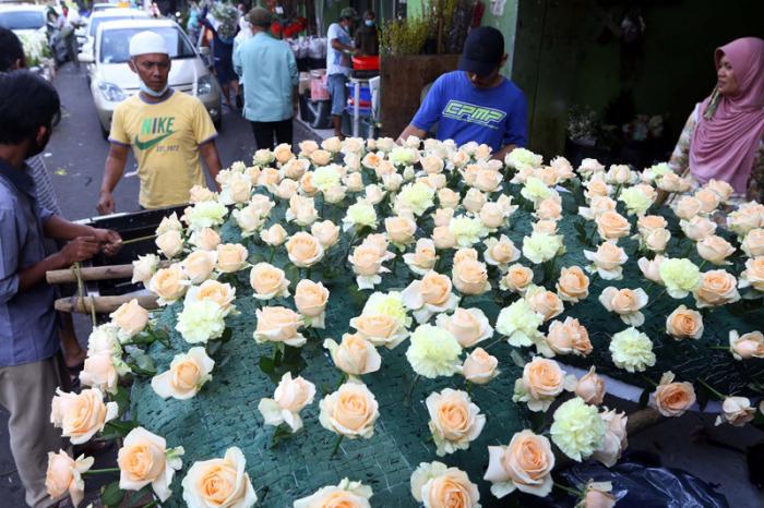 Pedagang merangkai bunga di Pasar Bunga Rawa Belong, Jakarta, beberapa waktu lalu.