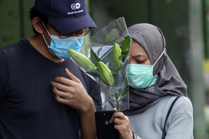 Banyaknya acara yang ditunda atau dibatalkan menyebabkan pesanan bunga menurun.