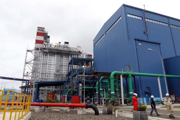 Petugas beraktifitas di area Pembangkit Listrik Tenaga Gas dan Uap (PLTGU) Jawa 2 di Tanjung Priok, Jakarta Utara, beberapa waktu lalu.