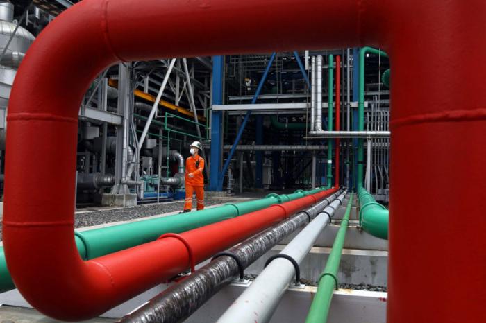 Petugas beraktifitas di area Pembangkit Listrik Tenaga Gas dan Uap (PLTGU) Jawa 2 di Tanjung Priok, Jakarta Utara, beberapa waktu lalu.