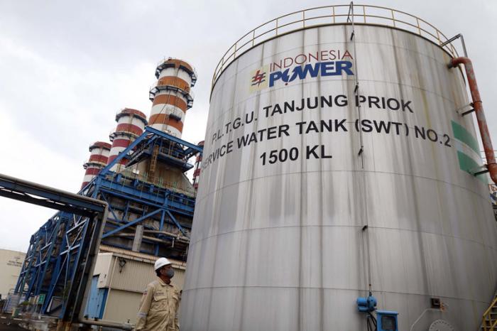 Petugas beraktifitas di area Pembangkit Listrik Tenaga Gas dan Uap (PLTGU) Jawa 2 di Tanjung Priok, Jakarta Utara, beberapa waktu lalu.