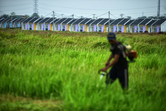 Pekerja beraktivitas di area proyek perumahan kawasan Kota Bekasi, Jawa Barat, Selasa (2/3/2021).
