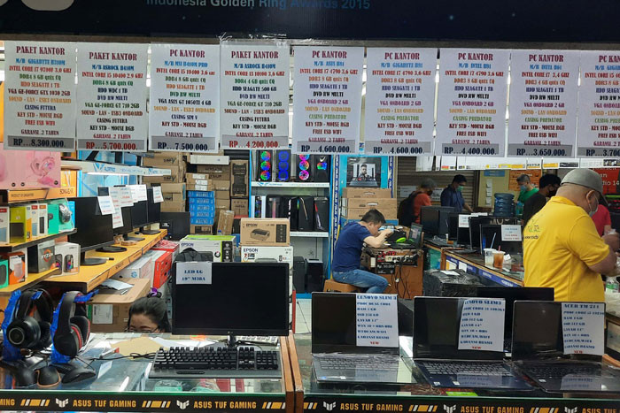 Pengunjung berada di toko komputer jinjing atau lapotop di pusat elektronik Mangga Dua, Jakarta, beberapa waktu lalu.