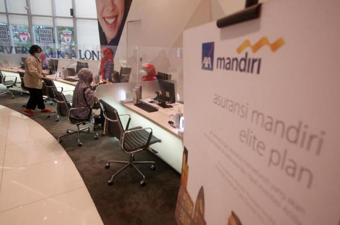 Petugas melayani nasabah di Kantor Pusat AXA Mandiri, Jakarta