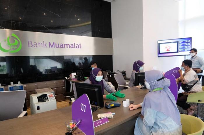 Pengamat memperkirakan, penurunan suku bunga kredit masih akan terus berlanjut seiring dengan beban dana dan efisiensi perbankan.