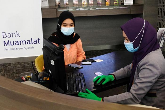 Pengamat memperkirakan, penurunan suku bunga kredit masih akan terus berlanjut seiring dengan beban dana dan efisiensi perbankan.