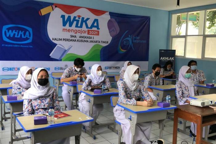 Siswa siswi SMA mengikuti program Wika Mengajar 2021 di SMA Angkasa, Jakarta Timur, Kamis (4/3/2021).