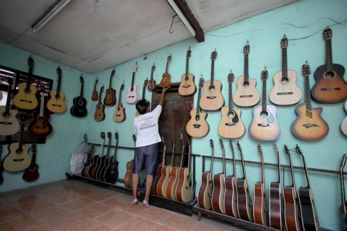 Gitar dijual dengan harga mulai dari Rp200 ribu hingga Rp1,5 juta.