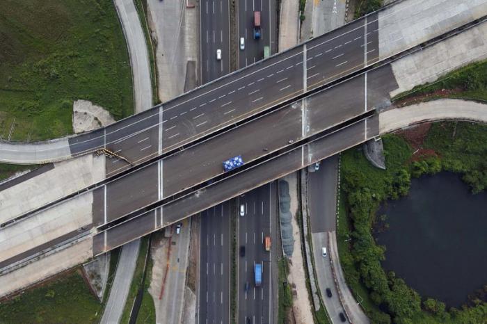Foto udara memperlihatkan proyek simpang susun Jalan Tol Kunciran-Cengkareng yang di bawahnya dilintasi kendaraan dari arah Tangerang-Merak di kawasan Pinang, T