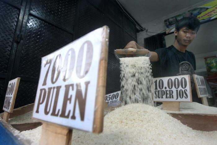 Pedagang melayani pembeli di salah satu kios beras di Pasar Kecapi, Kota Bekasi