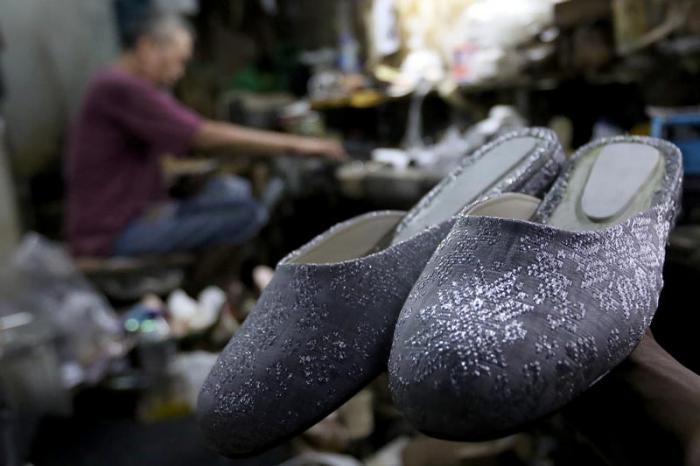 Pekerja membuat sepatu di industri rumahan kawasan Kuningan, Jakarta Selatan