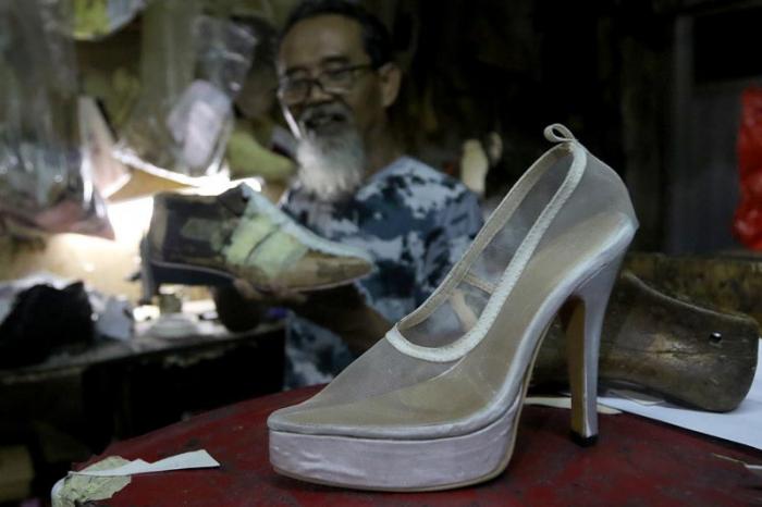 Pekerja membuat sepatu di industri rumahan kawasan Kuningan, Jakarta Selatan