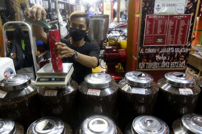 Gerai ini menjual berbagai macam biji kopi, baik kopi lokal maupun impor.