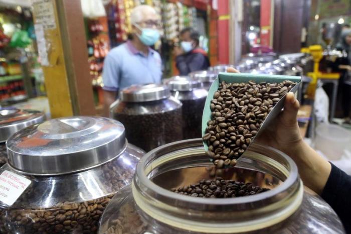 Gerai ini menjual berbagai macam biji kopi, baik kopi lokal maupun impor.