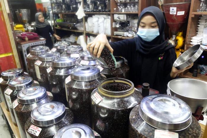 Pekerja menyortir biji kopi di salah satu gerai kopi kawasan Jakarta Selatan