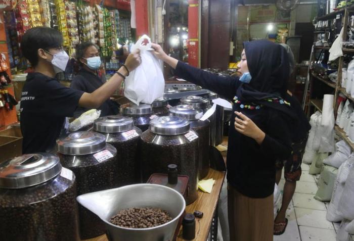 Gerai ini menjual berbagai macam biji kopi, baik kopi lokal maupun impor.