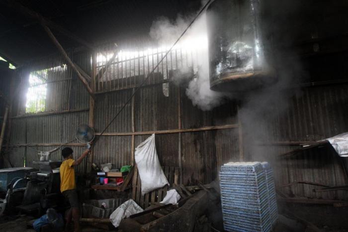 Pekerja beraktivitas di pabrik krupuk rumahan kawasan Jatimekar, Kota Bekasi, Jawa Barat.