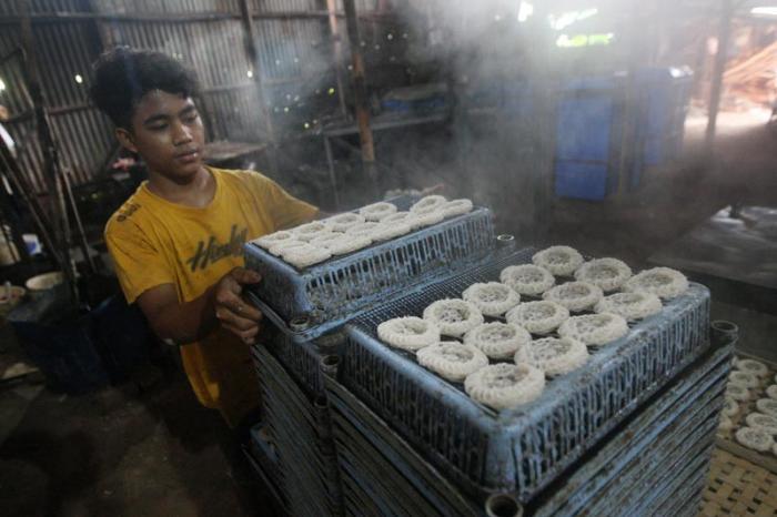 Pandemi Covid-19 berkepanjangan berdampak pada produksi dan penjualan krupuk yang menurun drastis.