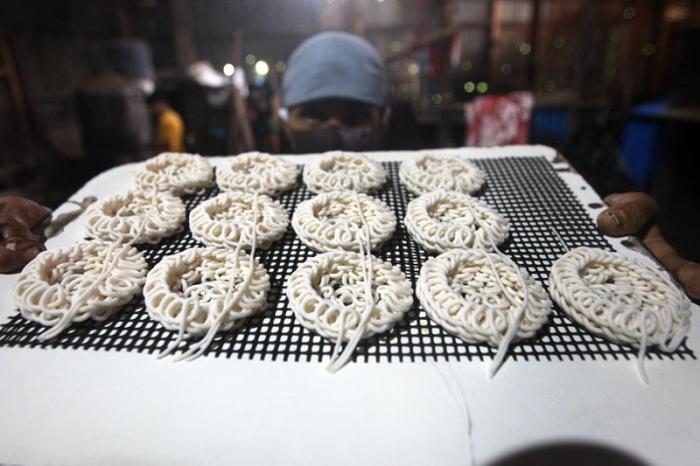 Pekerja beraktivitas di pabrik krupuk rumahan kawasan Jatimekar, Kota Bekasi, Jawa Barat.