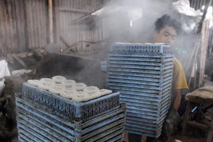 Pandemi Covid-19 berkepanjangan berdampak pada produksi dan penjualan krupuk yang menurun drastis.