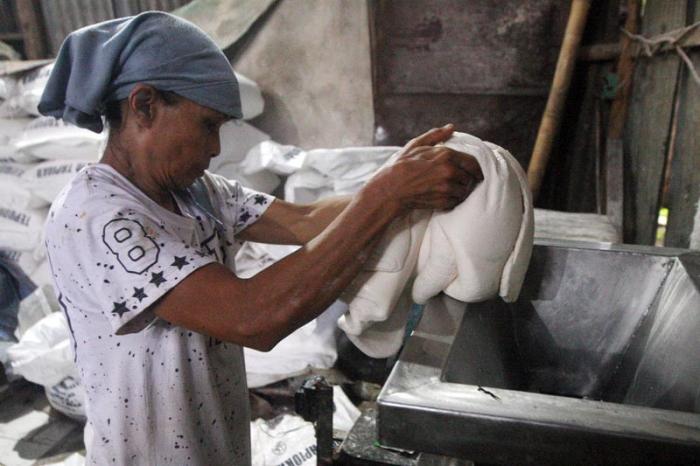 Pekerja membuat adonan krupuk