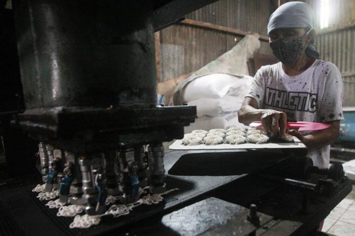 Industri kecil krupuk ini harus menurunkan produksinya