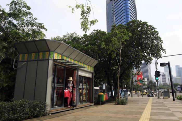 Pengunjung meninggalkan kios usaha mikro, kecil dan menengah (UMKM) di trotoar sekitar Taman Sumenep, Jalan Jenderal Sudirman, Jakarta, Rabu (10/3/2021).