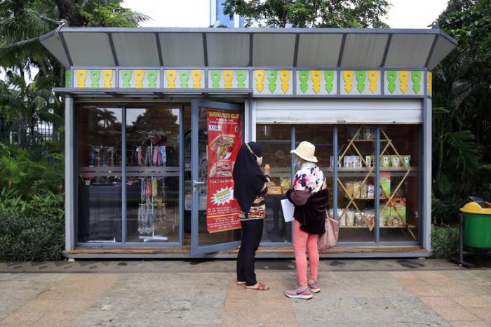 Pemprov DKI Jakarta menyediakan kios penjualan UMKM di trotoar jalan untuk mengembangkan produk lokal