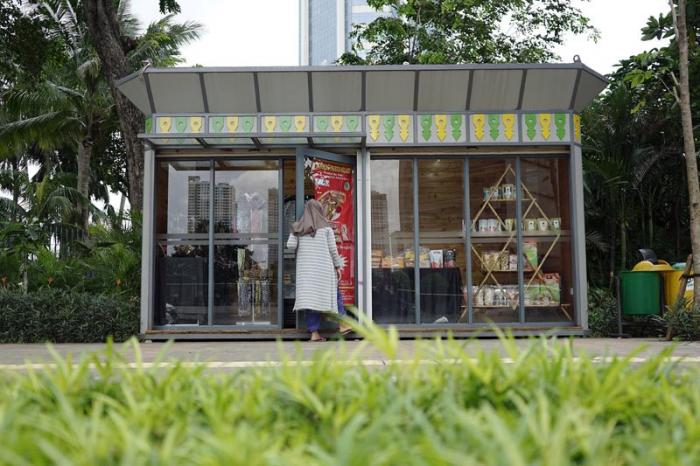 Bangunan kios dibuat cantik sehingga tidak mengganggu pemandangan.