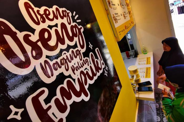 Pembeli dengan aturan protokol kesehatan memesan makanan berbahan baku daging di gerai kuliner kawasan Rawasari Selatan, Jakarta Pusat