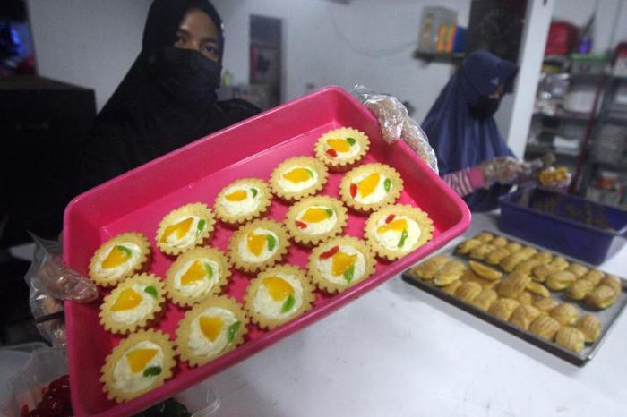 Pekerja menunjukkan kue hasil produksi industri rumahan Sida Rasa, Bekasi, Jawa Barat.
