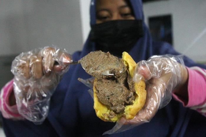 Pekerja membuat kue di industri rumahan Sida Rasa, Bekasi, Jawa Barat.