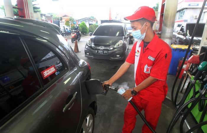 Petugas mengisi BBM di SPBU Pertamina Jalan Raya Hankam, Kota Bekasi, Jawa Barat.