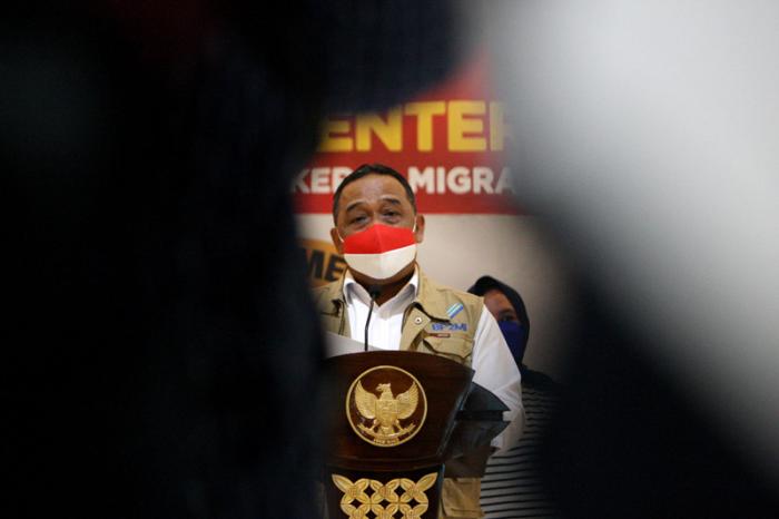 Kepala BP2MI Benny Rhamdani (tengah) saat memberikan keterangan kepada wartawan di Gedung BP2MI, Jakarta, Senin (15/3/2021).