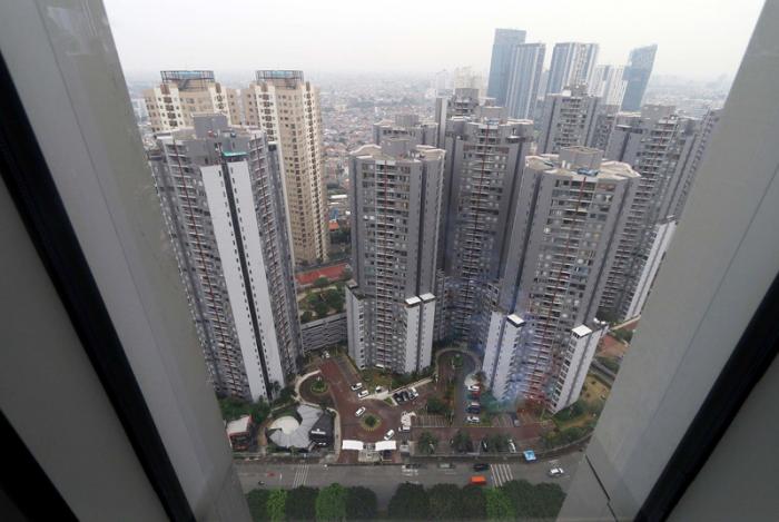 Deretan hunian vertikal atau apartemen tampak berdiri di Jakarta, Senin (15/3/2021).