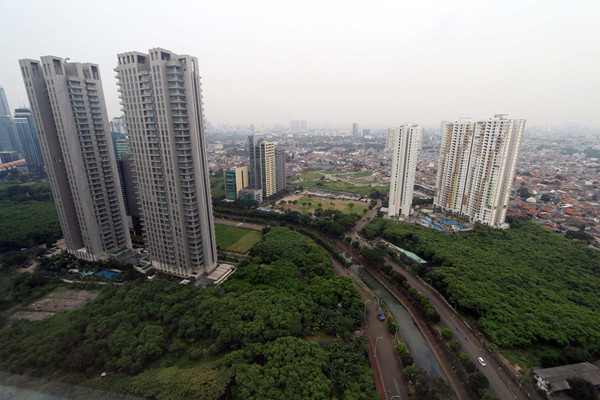 Deretan hunian vertikal atau apartemen tampak berdiri di Jakarta, Senin (15/3/2021).